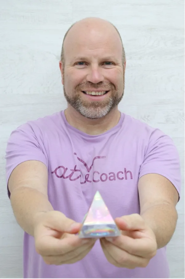 Alberto presentando un regalo